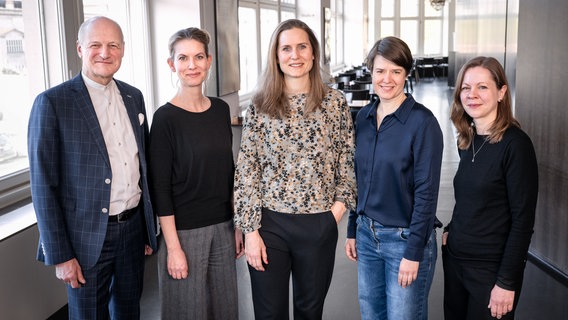 Die Leitung des Ohnsorg-Theaters steht in einem Foyer. Links ein mann, der Intendant. Daneben vier Frauen, die die Künsterlerische Leitung sind. © G2 Baraniak Foto: G2 Baraniak