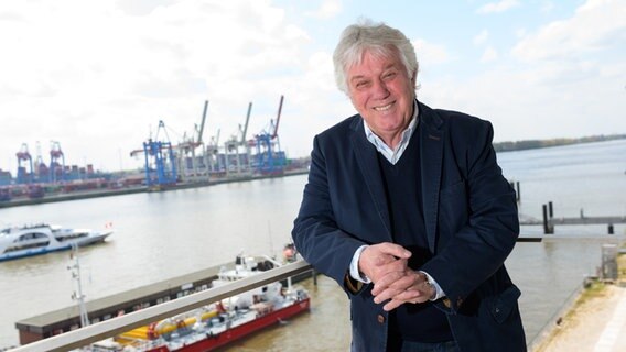 Musiker Rolf Zuckowski steht am Hamburger Hafen an der Elbe. Der Musiker feiert am 12.05.2022 seinen 75. Geburtstag. © picture alliance/dpa | Jonas Walzberg Foto: picture alliance/dpa | Jonas Walzberg