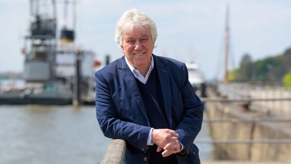 Musiker Rolf Zuckowski steht am Hamburger Hafen an der Elbe. Der Musiker feiert am 12.05.2022 seinen 75. Geburtstag. © picture alliance/dpa | Jonas Walzberg Foto: picture alliance/dpa | Jonas Walzberg