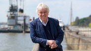 Musiker Rolf Zuckowski steht am Hamburger Hafen an der Elbe. Der Musiker feiert am 12.05.2022 seinen 75. Geburtstag. © picture alliance/dpa | Jonas Walzberg Foto: picture alliance/dpa | Jonas Walzberg