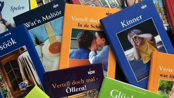 Bücher des Plattdeutschen Schreibwettbewerbs "Vertell doch mal". Bücher des Plattdeutschen Schreibwettbewerbs "Vertell doch mal". © NDR Foto: Lina Bande