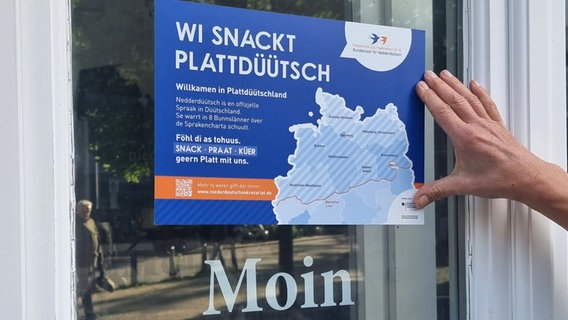 "Wi snackt Platt"-Schild bei der Niederdeutschen Bibliothek von der Carl-Toepfer-Stiftung in Hamburg. © Niederdeutschsekretariat Foto: Niederdeutschsekretariat