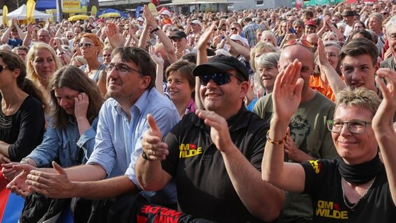 Publikum bei der Sommertour von NDR 90,3 und Hamburg Journal in Barmbek  Foto: Axel Herzig