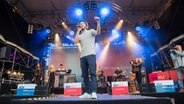 Sänger Armando Quattrone singt auf der Bühne von NDR 90,3 und dem Hamburg Journal während der Sommertour in Bramfeld. © NDR Foto: Axel Herzig