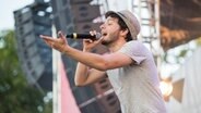 Sänger Armando Quattrone singt auf der Bühne von NDR 90,3 und dem Hamburg Journal während der Sommertour in Bramfeld. © NDR Foto: Axel Herzig