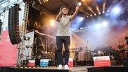 Sänger Armando Quattrone singt auf der Bühne von NDR 90,3 und dem Hamburg Journal während der Sommertour in Bramfeld. © NDR Foto: Axel Herzig