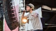 Armando Quattrone singt auf der Bühne von NDR 90,3 und dem Hamburg Journal während der Sommertour 2016 in Bramfeld. © NDR Foto: Axel Herzig