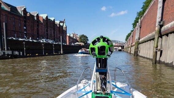 Eine 360-Grad-Kamera von Google fährt auf einem Boot durch die Hamburger Speicherstadt. © Google Foto: Google