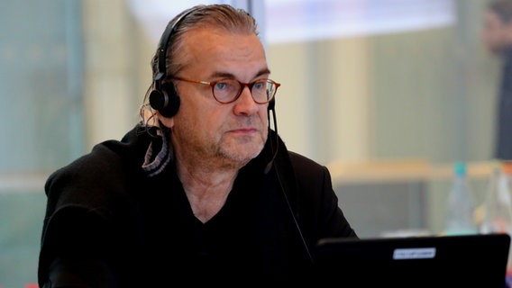 Ulrich Waller sitzt für den Spendentag von "Hand in Hand" am Telefon in der NDR 90,3 Spendenzentrale. © NDR Foto: Anna Rüter