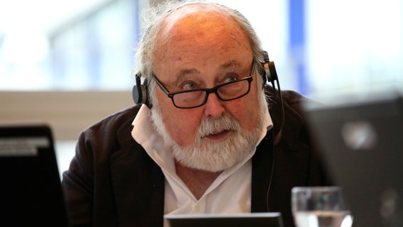 Hans Scheibner sitzt für den Spendentag von "Hand in Hand" am Telefon in der NDR 90,3 Spendenzentrale. © NDR Foto: Anna Rüter