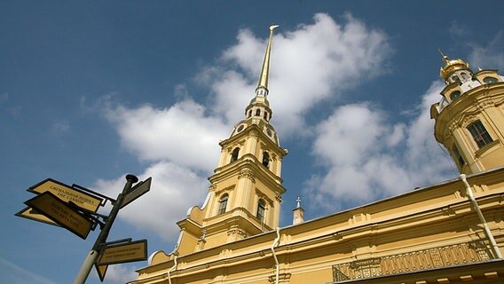 Die Peter-Paul-Kathedrale in Sankt Petersburg. © dpa/picture alliance Foto: CHROMORANGE / Bilderbox