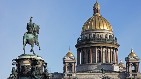 Das Denkmal für Zar Nikolaus I. vor der Isaakskathedrale in St. Petersburg. © shutterstock 