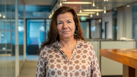 Moderatorin Susanne Hasenjäger im Studio von NDR 90,3 © NDR Foto: Arman Ahmadi
