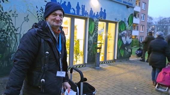 vor der Ausgabe der Tafel in Eidelstedt © NDR Foto: Petra Volquardsen