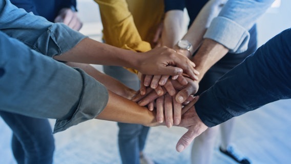 Viele Hände formen einen Kreis. © istock/getty images Foto: istock/getty images