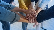 Viele Hände formen einen Kreis. © istock/getty images Foto: istock/getty images
