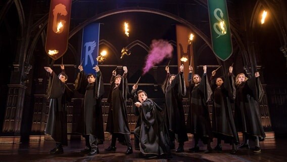Szene im Harry Potter Theaterstück: Schüler beim zaubern in der Zauberschule Hogwarts. © Broadway Company 2019 / matthew murphy Foto: matthew murphy