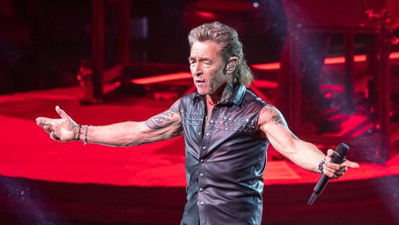 Zu sehen ist Peter Maffay bei seine Konzert in der Hamburger Barclay Card Arena. Er trägt Lederkleidung, zu sehen sind seine durchtrainierten Oberarme voller Tattoos. © NDR Foto: Axel Herzig