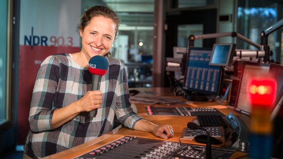Anne Adams im Studio von NDR 90,3 © NDR Foto: Marco Peter