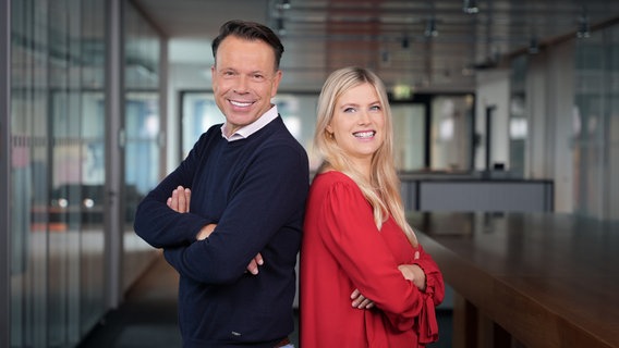 Ulf Ansorge und Eva Tanski moderieren die NDR 90,3 Morning Show. © NDR Foto: Marco Peter / Arman Ahmadi