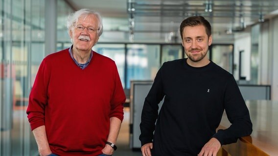 Die Moderatoren Carlo von Tiedemann und Nikolai Zech stehen im Redaktionsflur von NDR 90,3. © NDR Foto: Arman Ahmadi / Marco Peter