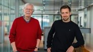 Die Moderatoren Carlo von Tiedemann und Nikolai Zech stehen im Redaktionsflur von NDR 90,3. © NDR Foto: Arman Ahmadi / Marco Peter