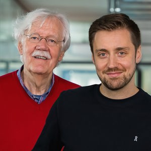 Die Moderatoren Carlo von Tiedemann und Nikolai Zech stehen im Redaktionsflur von NDR 90,3. © NDR Foto: Arman Ahmadi / Marco Peter