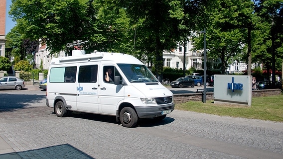 Ein Ü-Wagen fährt auf das NDR Gelände am Rothenbaum © NDR 90,3 Foto: Uta Meier-Hahn