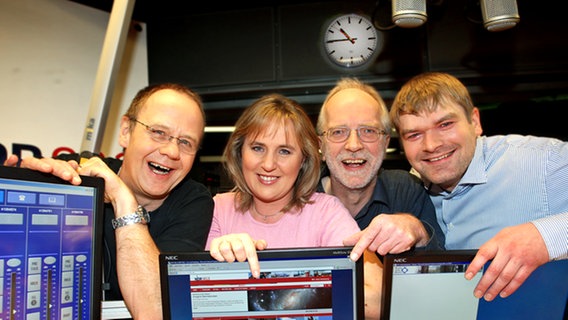 Harmut Cyriacks, Christianne Nölting, Peter Nissen und Jan Graf zeigen auf die Internetseite von NDR 90,3. Harmut Cyriacks, Christianne Nölting, Peter Nissen und Jan Graf zeigen auf die Internetseite von NDR 90,3. © NDR 90,3/ Werner Struss Foto: Werner Struss