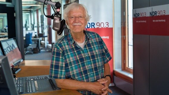 Carlo von Tiedemann im Studio von NDR 90,3 © NDR Foto: Marco Peter