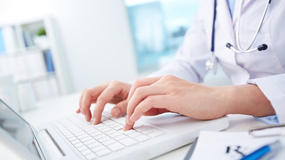 Eine Ärztin sitzt an einem Laptop. © Colourbox 