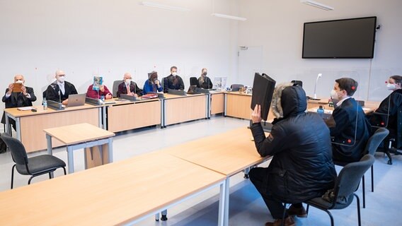 Angeklagte sitzen vor Prozessbeginn im Amtsgericht Altona in einem Gerichtssaal. © picture alliance/dpa Foto: Daniel Reinhardt