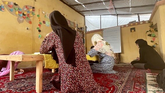 Frauen in einer Untergrund-Mädchen Schule in Kabul © NDR Foto: Silke Diettrich