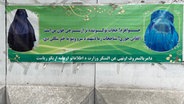 Plakat mit zwei Burkas hängt an einer Mauer in Kabul © NDR Foto: Silke Diettrich
