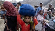 Afghanische Flüchtlinge kehren über die pakistanisch-afghanische Grenze in Torkham nach Afghanistan zurück © picture alliance/dpa/AP | Ebrahim Noroozi Foto: Ebrahim Noroozi