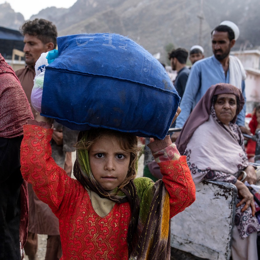Afghanische Flüchtlinge kehren über die pakistanisch-afghanische Grenze in Torkham nach Afghanistan zurück © picture alliance/dpa/AP | Ebrahim Noroozi Foto: Ebrahim Noroozi