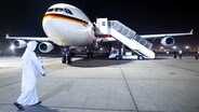 Der Regierungs-Airbus A340 steht am Flughafen Abu Dhabi. © dpa Foto: Sina Schuldt