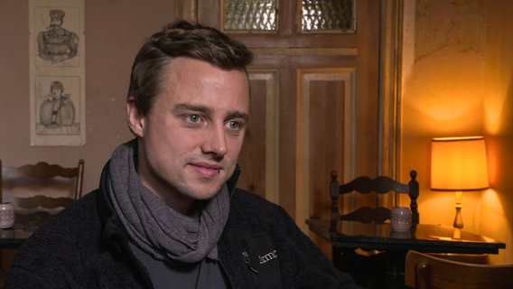 Der junge Fotograf Chris Grodotzki wird von ZAPP zum Entzug der Presseakkreditierung interviewt. © NDR 