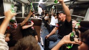 Feiernde Jugendliche in einem Zug © Picture-Alliance Foto: Keystone Martin Ruetschi