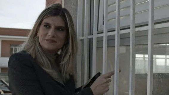 Die Journalistin Federica Angeli (43) zeigt den Ort, an dem ihr gedroht wurde.. Sie berichtet für die "La Repubblica" in Italien über die Mafia. © Arte 