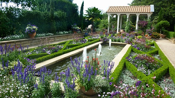 Ein Beet mit Springbrunnen im Arboretum © Petra Volquardsen Foto: Petra Volquardsen