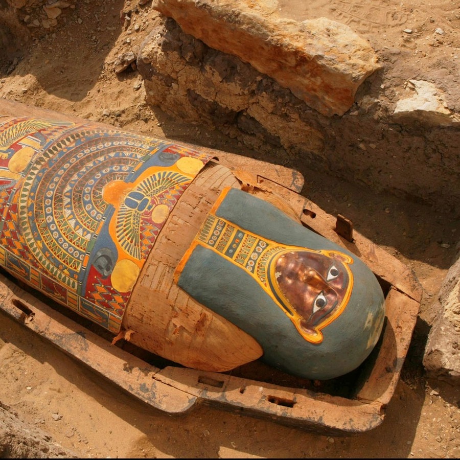 Freigelegter Sarg mit einer Mumie in der Nähe der Teti-Pyramide © picture alliance / Marc Deville / akg-images | / akg-images Foto: Marc Deville / akg-images | / akg-images