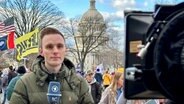 Arne Bartram, Junior-Korrespondent in Washington auf einer Demo in Washington DC © NDR/Arne Bartram Foto: Arne Bartram