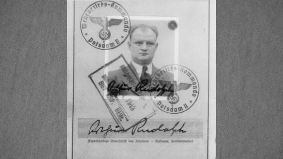 Die Ausweisseite von dem deutscher Raketeningenieur Arthur Rudolph. © picture alliance / AP Images 