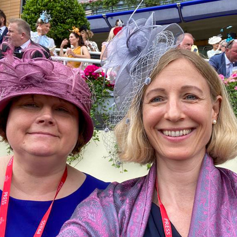 London Korrespondentinnen Gabi Biesinger und Imke Köhler beim Besuch der Pferderennbahn in Ascot © NDR Foto: Gabi Biesinger