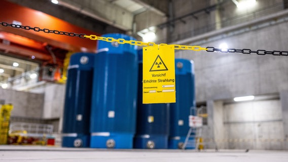 Auf einem Schild vor hochradioaktiven Behältern steht: Vorsicht - Erhöhte Strahlung. © picture alliance/dpa Foto: Guido Kirchner