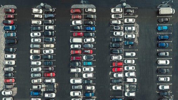 Luftaufnahme eines Parkplatzes mit unterschiedlichen Autos © photocase.de Foto: fascina