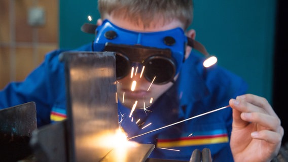 Ein Auszubildender lernt in einer Werkstatt Gasschweißen. © picture alliance/dpa Foto: Sebastian Kuhnert