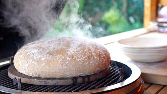 Sauerteigbrot auf Grillplatte (Brot Dampf) © Günter Müller 