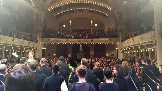 Vom Podium ins Publikum fotografiert, das applaudiert.  Foto: NDR/TH